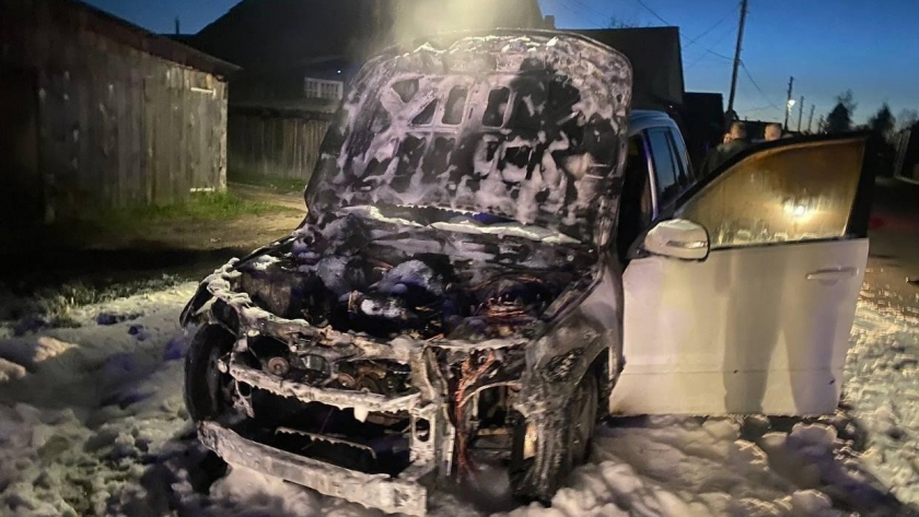 В Котельниче сотрудники МЧС России тушили загоревшуюся машину