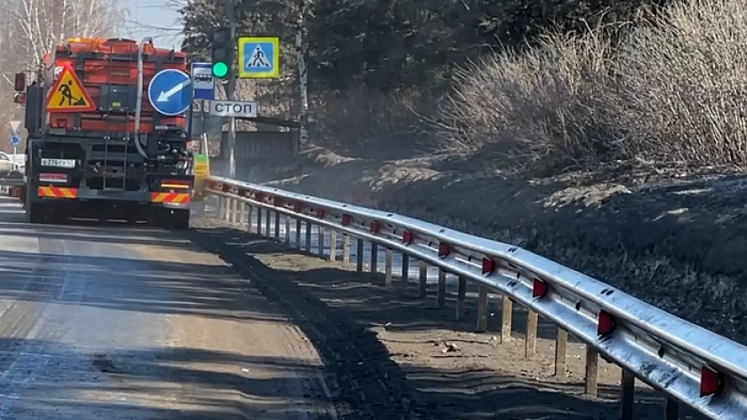 В Кировской области дорожники начали мыть ограждения на трассах
