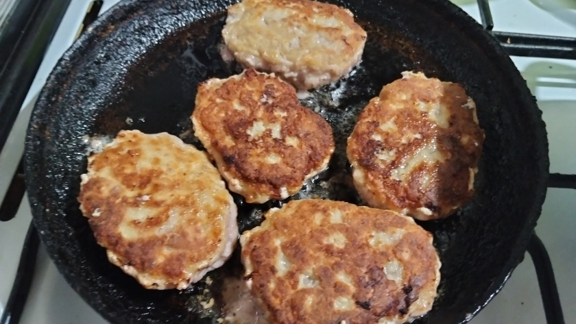 Подслушала рецепт необычно вкусных котлет у знаменитого повара, и теперь родные просят готовить только их