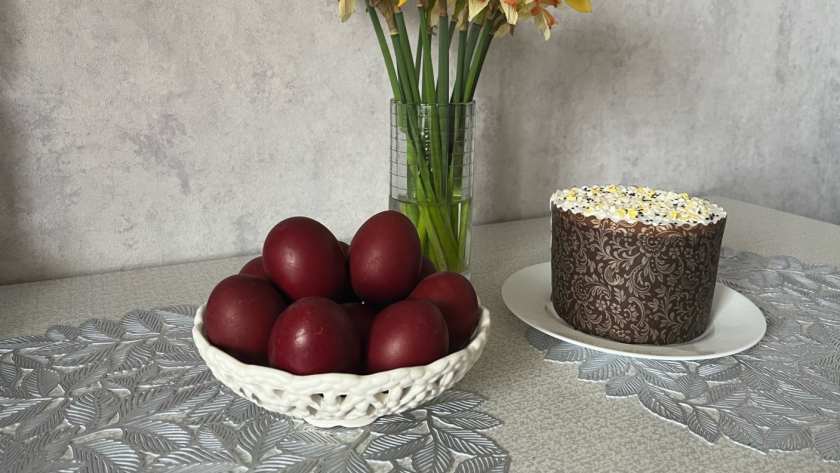 Коричневым нельзя: священник назвал 3 цвета, в которые не надо красить яйца на Пасху