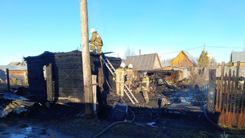 16 спасателей тушили двухквартирный дом в селе под Кирово-Чепецком