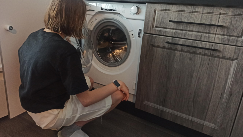 Добавьте это в барабан — и даже дешёвый порошок будет стирать лучше элитного: лайфхак от горничной