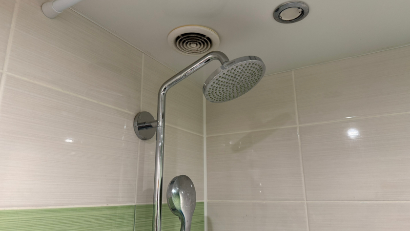 Такая плитка в ванной «сжирает» все пространство: дизайнеры объяснили, что не стоит выбирать в 2026 году