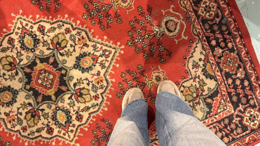 Не покупайте такие ковры в квартиру: они визуально уменьшают пространство и «режут» комнату
