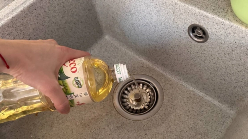 Можно ли выливать отработанное масло в раковину — привычка, из-за которой трубы постепенно перестают работать