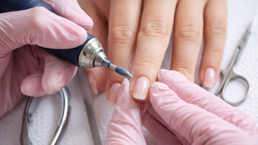 Русский маникюр: в чём отличие от обычного, почему дерматологи спорят о его безопасности и как снизить риски