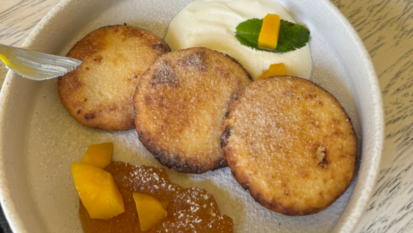 Сырники больше не резиновые и не превращаются в лепешку: 3 ошибки, которые портят даже хороший творог