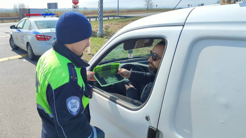 Остановка на дороге: выходить к инспектору или опустить стекло — в ГАИ объяснили, что делать и как себя вести