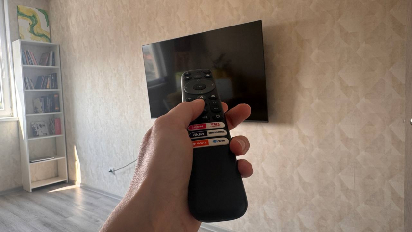 Почему нельзя вешать телевизор над уровнем глаз: ошибка, которую делают почти все