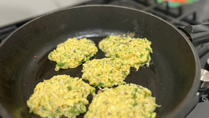 Научили жарить сочные драники по-белорусски без муки и яиц: получаются мягкими внутри и с хрустящей корочкой