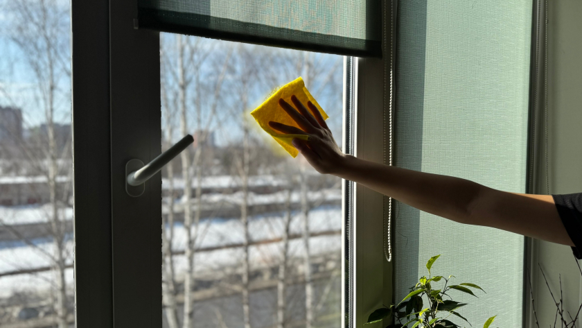 Весной окна мутные и в разводах — есть простой способ отмыть до блеска без химии и нервов