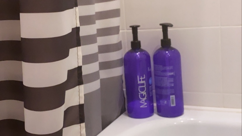 Моете голову утром, а к вечеру волосы уже жирные: есть причина, которую не исправит шампунь