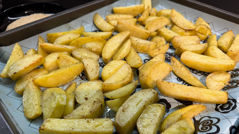 Только в 37 лет узнала главную ошибку при запекании картофеля: именно из-за неё нет хрустящей корочки