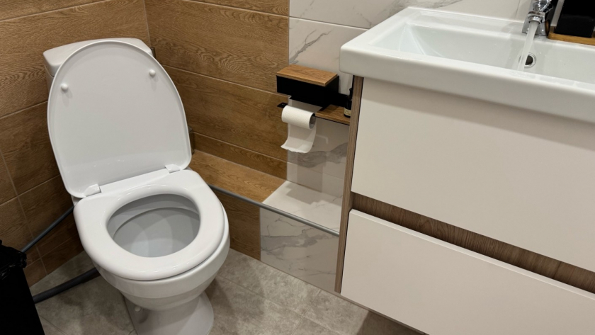 Половину стакана в унитаз - он сверкает как новенький. Вот как хозяйки отмывают старую технику