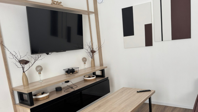 На какой высоте вешать телевизор: главная ошибка, которая обернется бедой