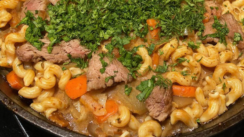 Бросаю макароны в кипящее масло - и это блюдо сразу становится настоящим деликатесом. Просто, дёшево, а вкус - как в дорогом ресторане