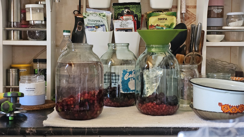 Не спешу выбрасывать банки после зимы: 7 удобных идей для порядка в доме