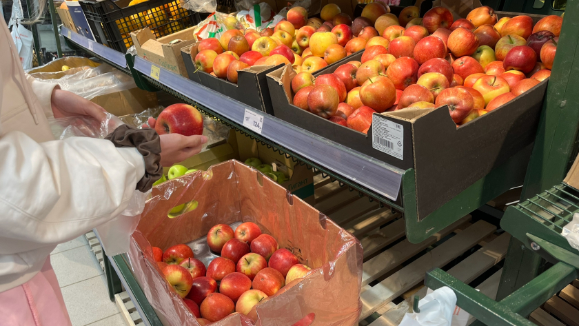 Блестящие яблоки из магазина: что за воск на кожуре, из чего он сделан и опасен ли он для организма