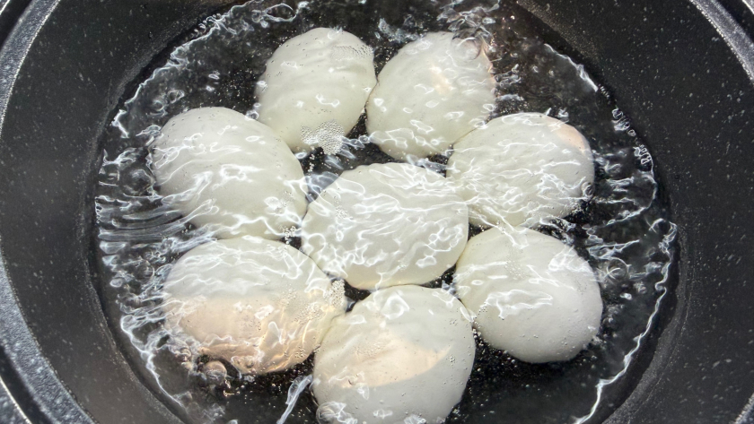 В кипящую или холодную: что делать, чтобы яйца не трескались и легко чистились