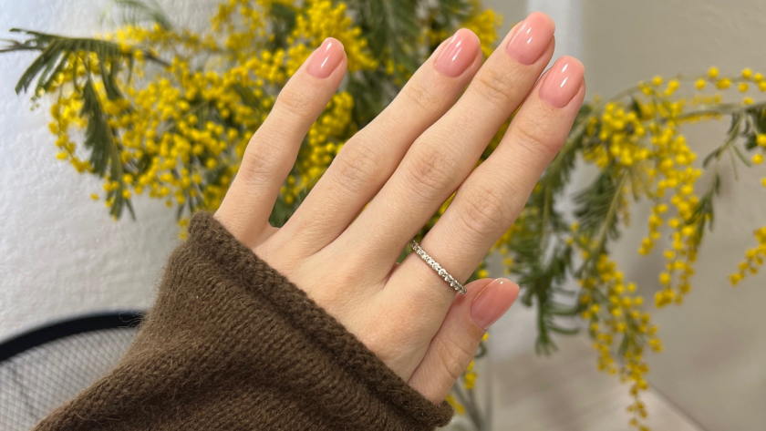 Маникюр 60+: какие цвета и формы делают руки моложе и аккуратнее - актуальны в 2026