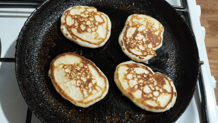 Бабушка научила: 3 главных правила, чтобы оладьи на кефире всегда были пышными как облачко и не сдувались