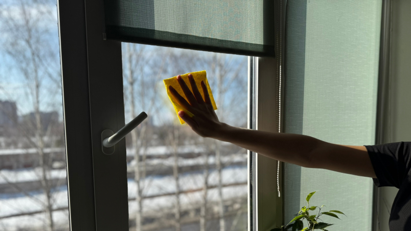 Стекло может треснуть: 3 популярных ошибки при мытье окон перед Пасхой, которые допускают 90% хозяек