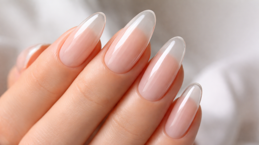 «Стеклянные» ногти стали главным трендом 2026 года: минимализм, который выглядит дорого и аккуратно