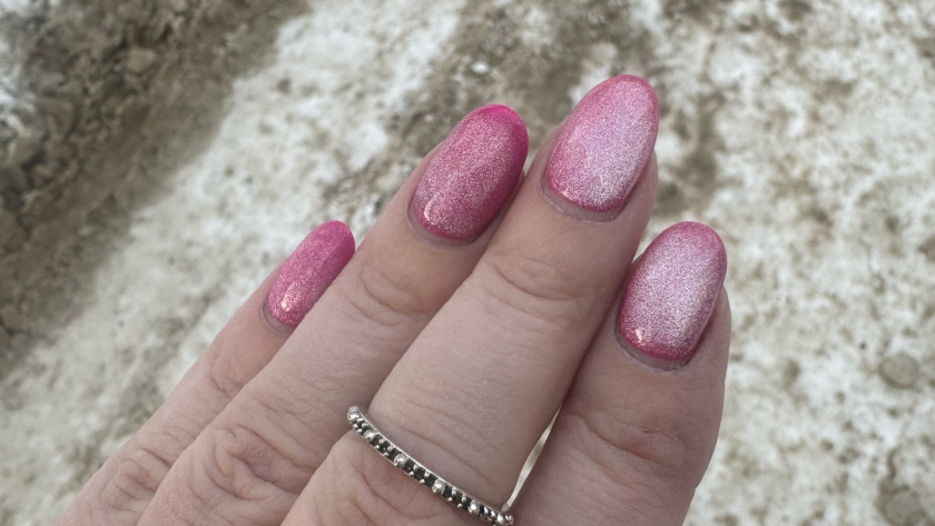 Почему лак не держится на ногтях: 3 техники нанесения, которые продлевают стойкость до 3-х недель