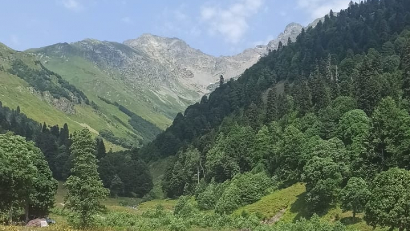 Власти не афишируют, а блогеры прячут: уникальный курорт, где можно купаться в бирюзовом море и не знать проблем с очередями