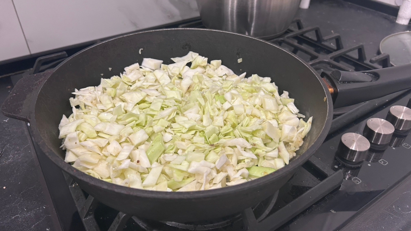 Добавьте ложку этого продукта, который лежит без дела – и жареная капуста станет вкуснее ресторанного блюда