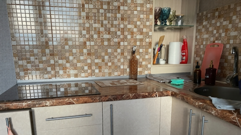 Почему кухня кажется грязной даже после уборки: 3 скрытые ошибки, которые делают интерьер неопрятным