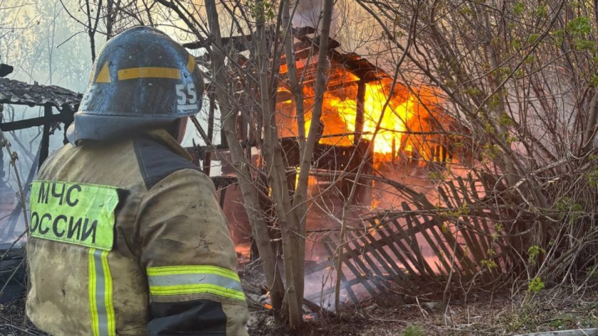 Семь спасателей тушили пожар в частном доме в Кикнуре