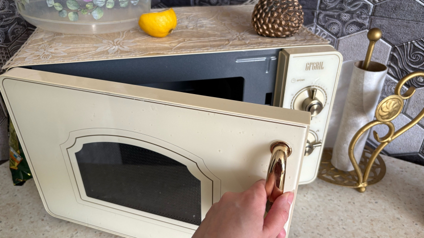 Жёсткие губки, сода и уксус остались в прошлом: знаю, как быстро очистить микроволновку от жира за 5 минут