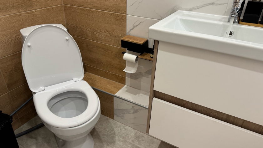 Многолетний налет сам слез с унитаза: помогла простая домашняя смесь