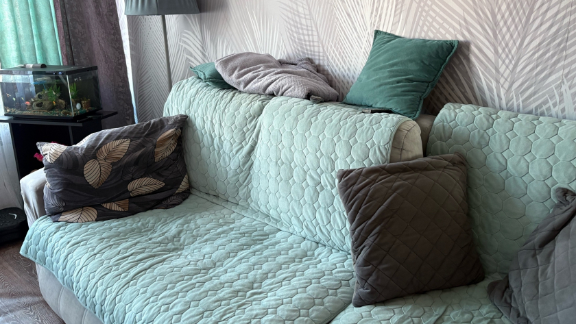 Забудьте про диван вдоль стены: запомните новые приемы в 2026 году, которые меняют гостиную