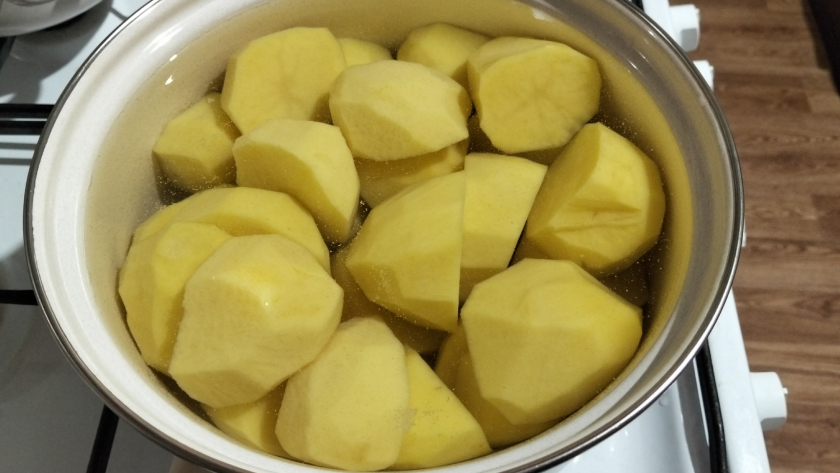 Перестала варить картошку для салатов по-старому: 5 ошибок, из-за которых она становится водянистой и безвкусной