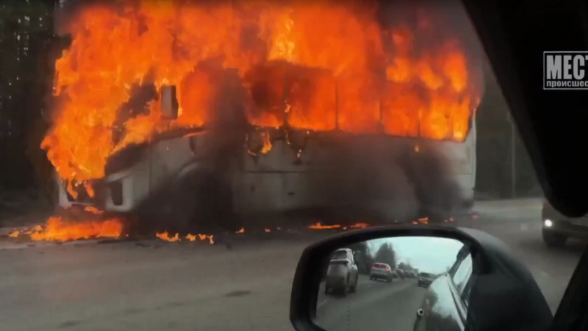 Автобус задымился и загорелся на маршруте до аэропорта Кирова: видео
