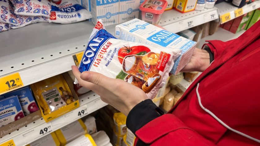 Начала мыть полы солёной водой — и вся семья почувствовала перемены: зачем добавлять соль в воду для уборки