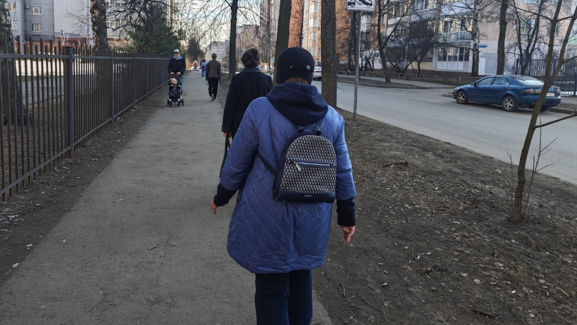 Не прячьте платья до лета: 5 трендовых фасонов весны 2026, которые согреют в прохладную погоду