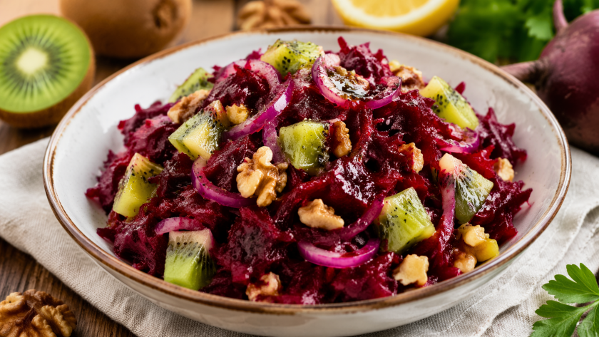 Добавила один неожиданный ингредиент в свекольный салат — вкус изменился до неузнаваемости