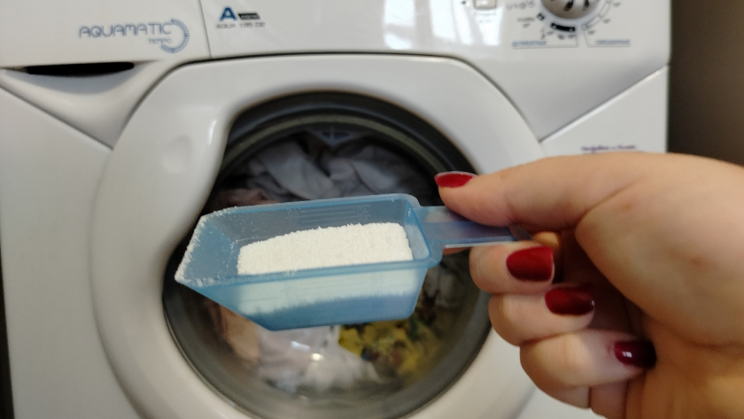 Горничная раскрыла секрет: 3 столовые ложки этого в барабан — и бюджетный порошок стирает как дорогой