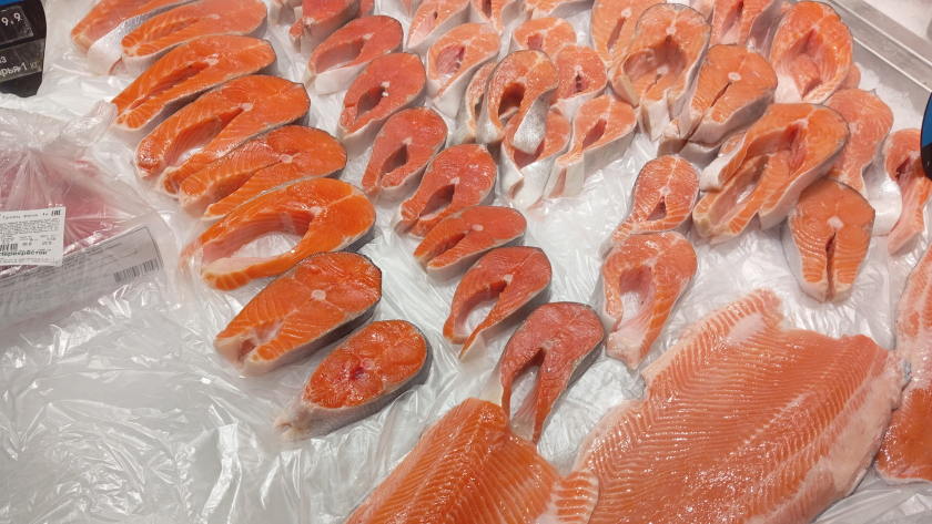 Я покупала семгу с розовыми прожилками и не знала, что это подделка: шеф-повар показал, как отличить подкрашенную рыбу за 10 секунд
