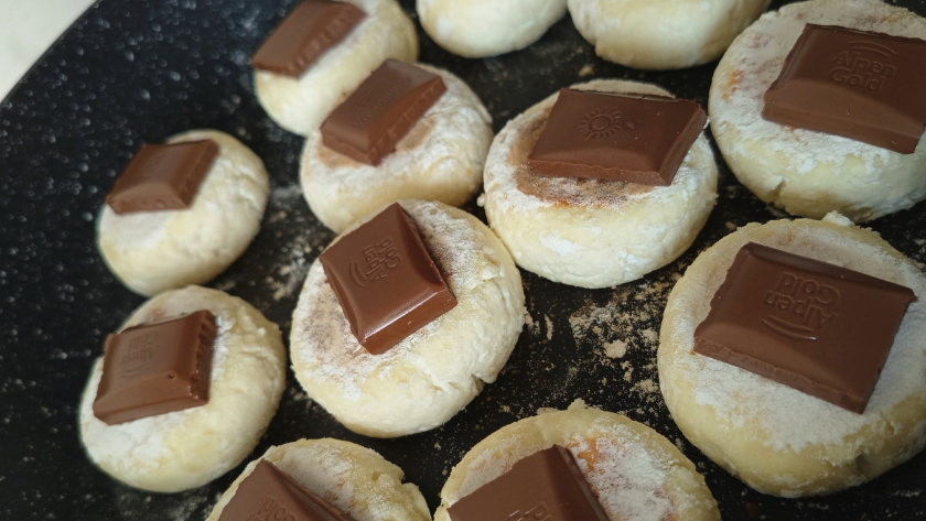 Удачный рецепт сырников благодаря всего 1 приёму: на сковороде не растекаются, получаются пышными и нежными