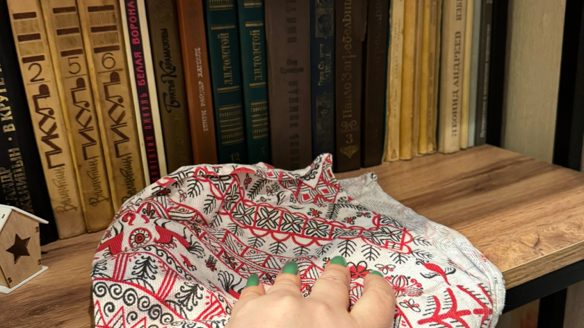 Я потратила кучу денег на дорогие средства от пыли, а помогла обычная микрофибра и кондиционер для белья. Делюсь проверенной схемой