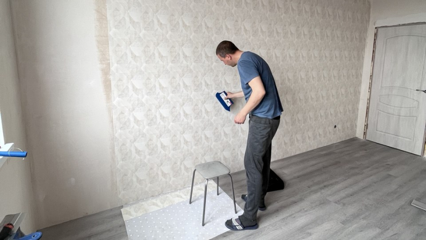 И на виниловые, и на флизелиновые: как сделать стык обоев незаметным при помощи шпателя
