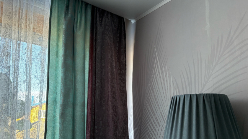 Муж хотел купить массивный карниз, а я настояла на потолочной направляющей. Была права: потолки визуально поднялись, комната стала больше