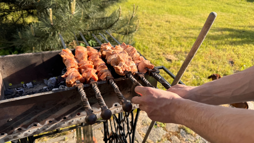Тот самый шашлык из СССР: простой рецепт, который делает мясо мягким и сочным - пальчики оближешь