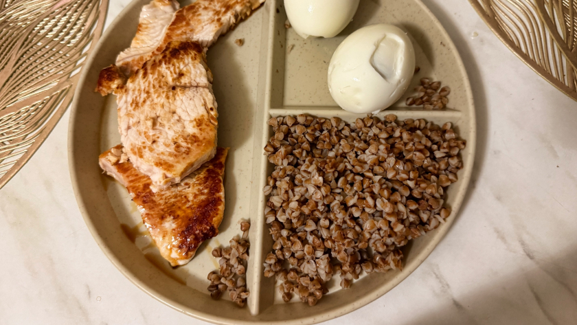 Осталась гречка со вчерашнего дня? 3 быстрых ужина за 15 минут, которые съедят до последней ложки