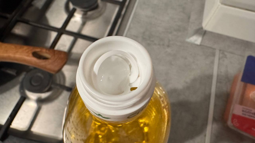 Я перестал выбрасывать заглушку от бутылки: теперь с её помощью наливаю масло тонкой струйкой без лишнего - крутой лайфхак