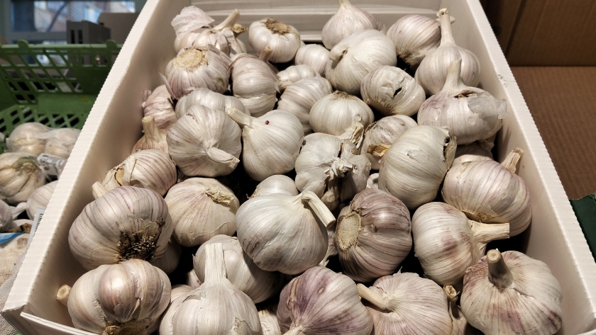 Я перестал резать чеснок ножом: мясник показал способ измельчать его за 5 секунды и не пачкать посуду